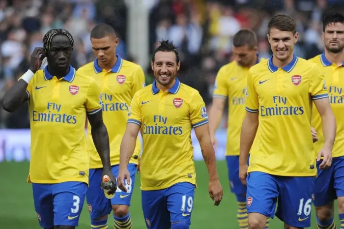 Framed Print : Arsenal Trio: Sagna, Cazorla, Ramsey Pre-Match Huddle vs. Fulham (2013-14)