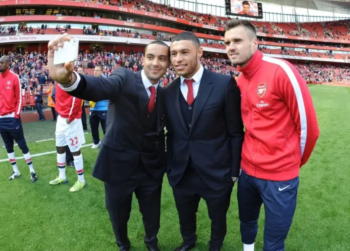 Framed Print : Arsenal Triumph: Walcott, Oxlade-Chamberlain, Jenkinson Celebrate Victory