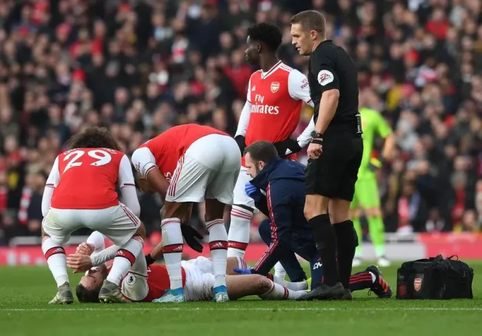Framed Print : Arsenal v Chelsea: Calum Chambers Receives Treatment from Physio during Intense Premier League Clash Framed Print : Arsenal v Chelsea: Calum Chambers Receives Treatment from Physio during Intense Premier League Clash
