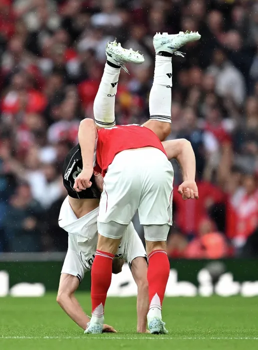 Framed Print : Arsenal v Fulham - Premier League