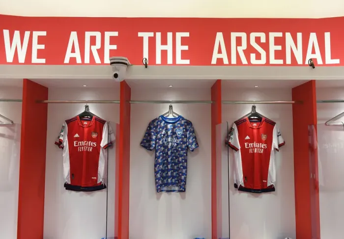 Framed Print : Arsenal v Liverpool: Preparing for Battle - Arsenal Changing Room, Carabao Cup Semi-Final
