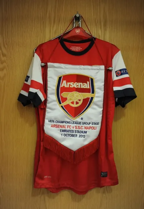 Framed Print : Arsenal v Napoli UEFA Champions League: Match Pennant in Arsenal Changing Room (2013-14) Framed Print : Arsenal v Napoli UEFA Champions League: Match Pennant in Arsenal Changing Room (2013-14)