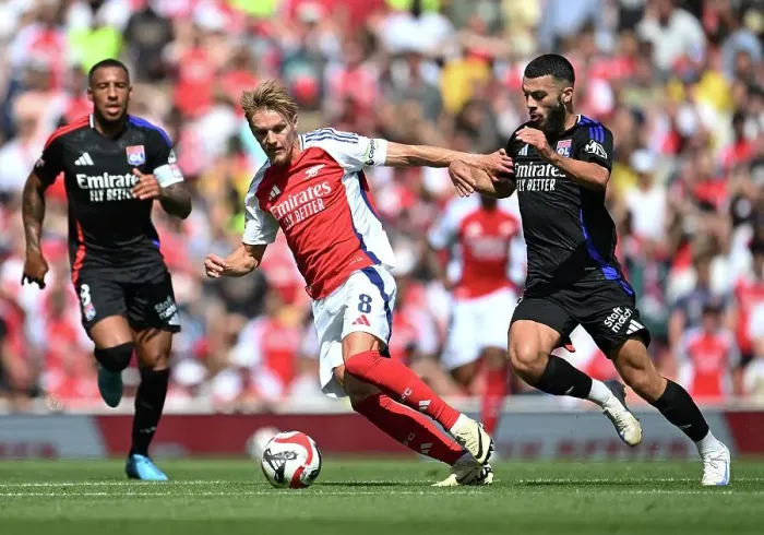 Framed Print : Arsenal v Olympique Lyonnais - Pre-Season Friendly Framed Print : Arsenal v Olympique Lyonnais - Pre-Season Friendly