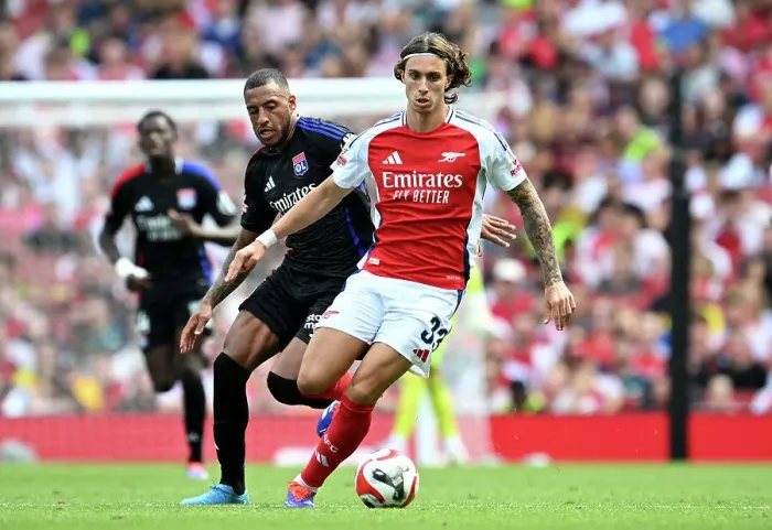 Framed Print : Arsenal v Olympique Lyonnais - Pre-Season Friendly Framed Print : Arsenal v Olympique Lyonnais - Pre-Season Friendly