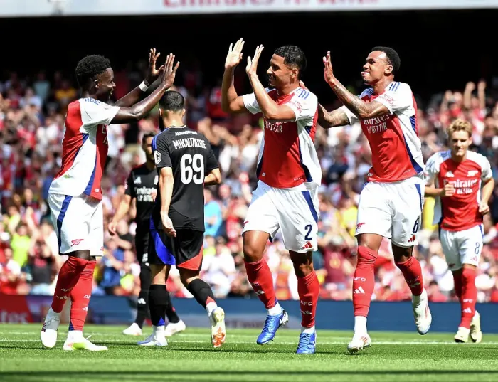 Framed Print : Arsenal v Olympique Lyonnais - Pre-Season Friendly Framed Print : Arsenal v Olympique Lyonnais - Pre-Season Friendly