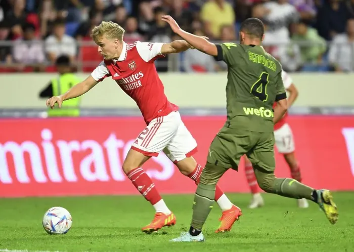 Framed Print : Arsenal vs AC Milan: Battle in Dubai, 2022-23 - Arsenal's Matt Smith Takes on Ismael Bennacer