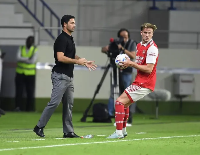 Framed Print : Arsenal vs AC Milan: Mikel Arteta Coaches in Dubai Super Cup Showdown (2022-23)