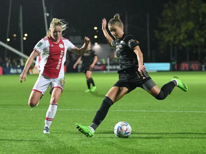 Framed Print : Arsenal vs Ajax Women: Battle at Johan Cruyff Arena in UEFA Champions League