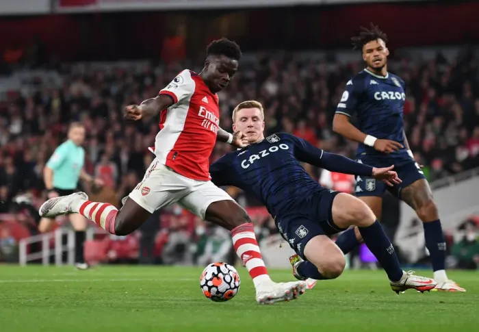 Framed Print : Arsenal vs Aston Villa: Bukayo Saka vs Matt Targett Battle at Emirates Stadium Framed Print : Arsenal vs Aston Villa: Bukayo Saka vs Matt Targett Battle at Emirates Stadium