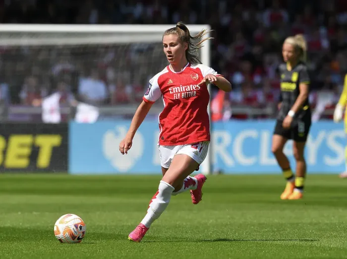 Framed Print : Arsenal vs Aston Villa: FA Women's Super League Showdown at Meadow Park