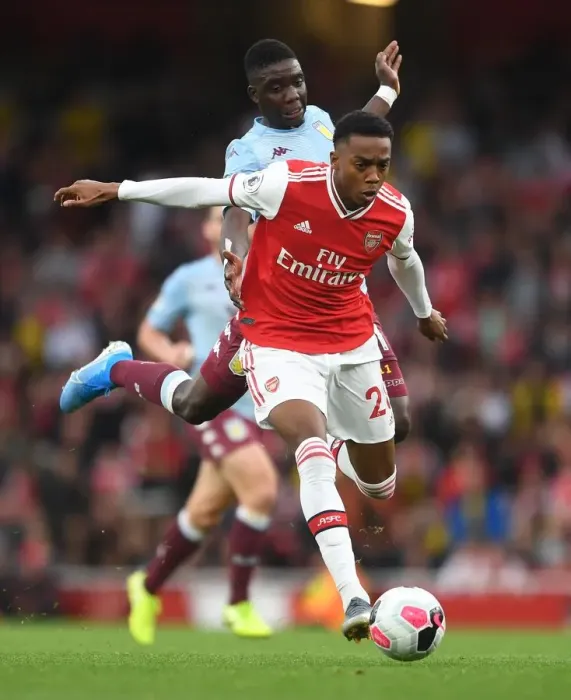 Framed Print : Arsenal vs Aston Villa: Joe Willock Clashes with Marvelous Nakamba in Premier League Showdown