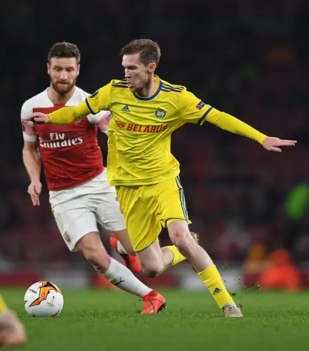 Framed Print : Arsenal vs BATE Borisov: Mustafi Shuts Down Hleb in Europa League Clash Framed Print : Arsenal vs BATE Borisov: Mustafi Shuts Down Hleb in Europa League Clash