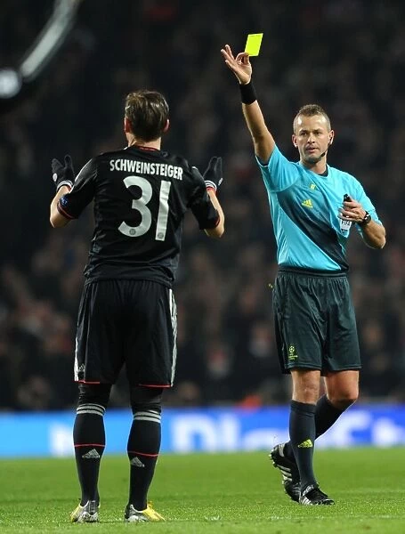 Arsenal vs. Bayern Munich: Referee Shows Yellow Card to Bastian Schweinsteiger in Champions League Clash