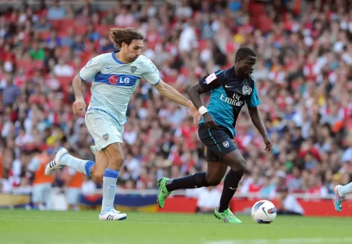 Framed Print : Arsenal vs. Boca Juniors: Emirates Cup Showdown - Eboue vs. Schiavi