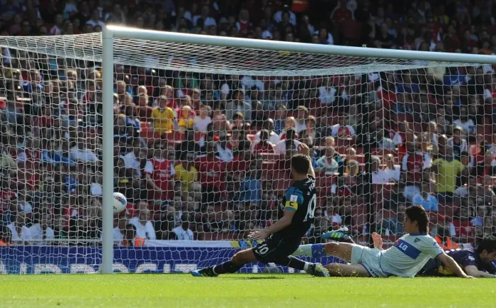 Framed Print : Arsenal vs Boca Juniors: Robin van Persie Scores the Opener - Emirates Cup 2011 (2-2) Framed Print : Arsenal vs Boca Juniors: Robin van Persie Scores the Opener - Emirates Cup 2011 (2-2)