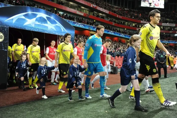 Framed Print : Arsenal vs Borussia Dortmund: Player Escorts in Champions League (2011-12) Framed Print : Arsenal vs Borussia Dortmund: Player Escorts in Champions League (2011-12)