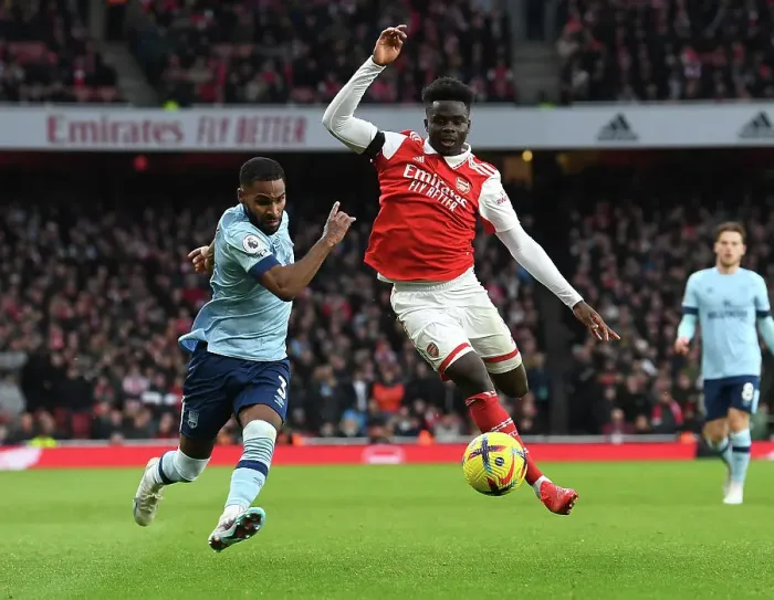 Framed Print : Arsenal vs Brentford: Bukayo Saka Faces Off Against Rico Henry