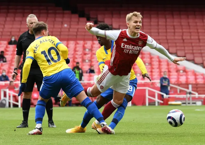 Framed Print : Arsenal vs Brighton: Intense Battle at Emirates Stadium