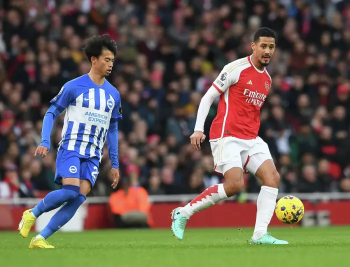 Framed Print : Arsenal vs Brighton: Saliba Chases Down Mitoma in Premier League Clash (2023-24) Framed Print : Arsenal vs Brighton: Saliba Chases Down Mitoma in Premier League Clash (2023-24)