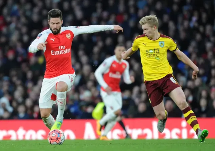 Framed Print : Arsenal vs Burnley: FA Cup Clash - Giroud vs Mee Framed Print : Arsenal vs Burnley: FA Cup Clash - Giroud vs Mee