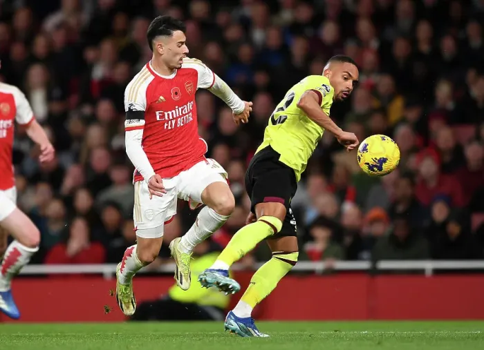 Framed Print : Arsenal vs Burnley: Gabriel Martinelli Fends Off Vitinho Challenge in Premier League Clash (2023-24) Framed Print : Arsenal vs Burnley: Gabriel Martinelli Fends Off Vitinho Challenge in Premier League Clash (2023-24)