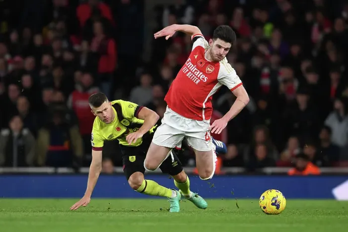 Framed Print : Arsenal vs Burnley: Intense Battle at Emirates Stadium, November 2023