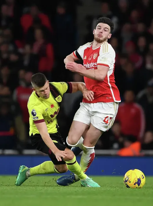 Framed Print : Arsenal vs Burnley: Intense Battle in the Premier League, November 2023 Framed Print : Arsenal vs Burnley: Intense Battle in the Premier League, November 2023