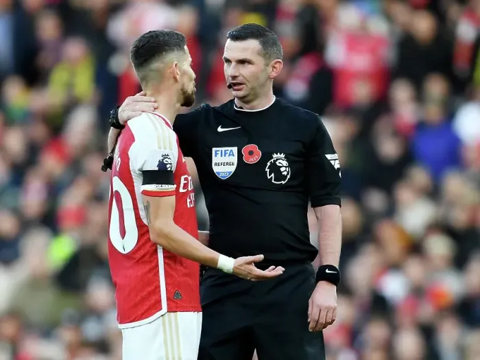 Framed Print : Arsenal vs Burnley: Jorginho's Controversial Exchange with Referee Michael Oliver (2023-24)