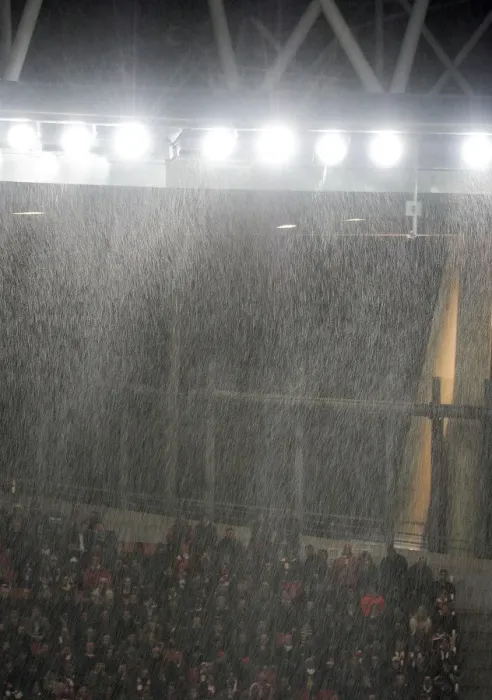 Framed Print : Arsenal vs. Chelsea: Battle in the Rain - Premier League 2013-14 Framed Print : Arsenal vs. Chelsea: Battle in the Rain - Premier League 2013-14