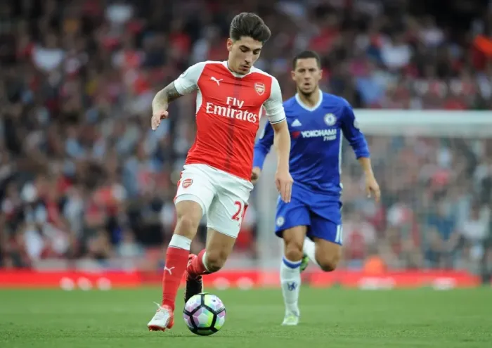 Framed Print : Arsenal vs. Chelsea: Hector Bellerin's Thrilling Performance at the Emirates Stadium (2016-17)