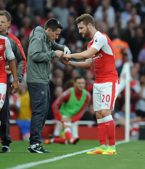 Framed Print : Arsenal vs Chelsea: Mustafa Injured - Premier League 2016-17