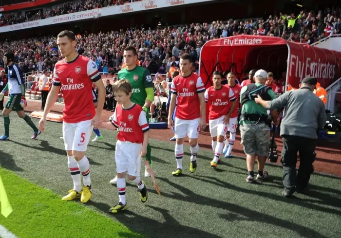 Framed Print : Arsenal vs Chelsea: Thomas Vermaelen Leads The Gunners Out at Emirates Stadium (2012-13) Framed Print : Arsenal vs Chelsea: Thomas Vermaelen Leads The Gunners Out at Emirates Stadium (2012-13)