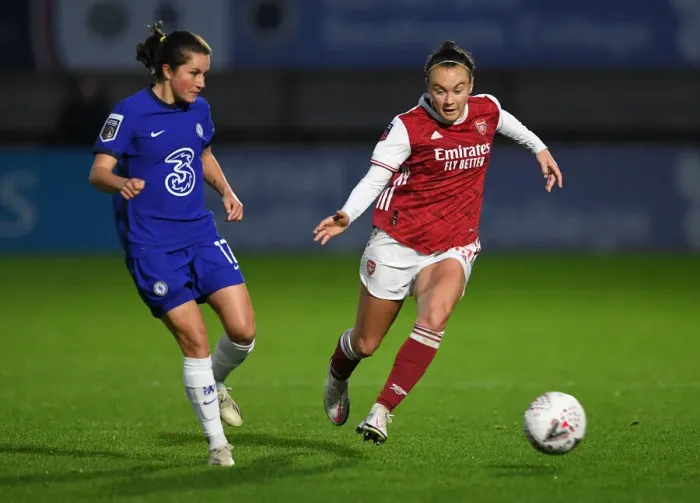 Framed Print : Arsenal vs Chelsea: Women's Super League - Caitlin Foord Chases Down Jessica Parker