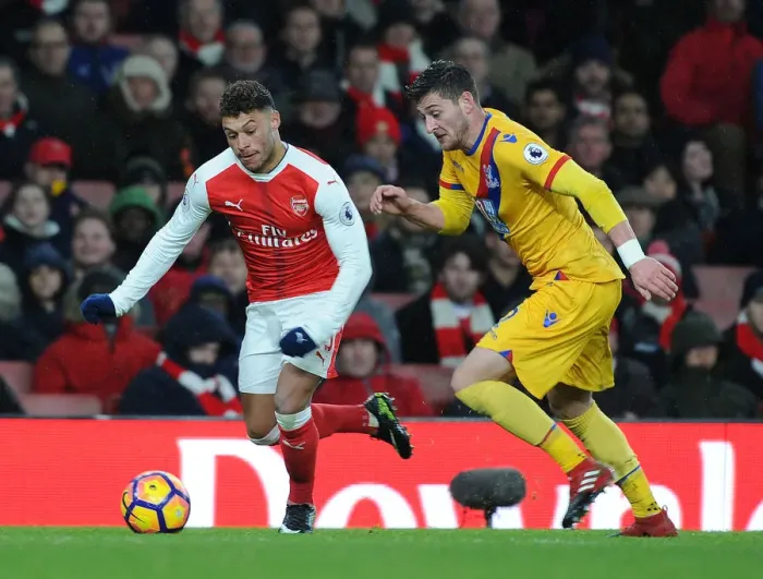 Framed Print : Arsenal vs Crystal Palace: Oxlade-Chamberlain Faces Off Against Martin Kelly in Premier League Clash (January 2017)