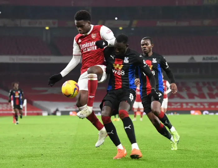 Framed Print : Arsenal vs Crystal Palace: Bukayo Saka Faces Off Against Cheikhou Kouyate in Empty Emirates Stadium