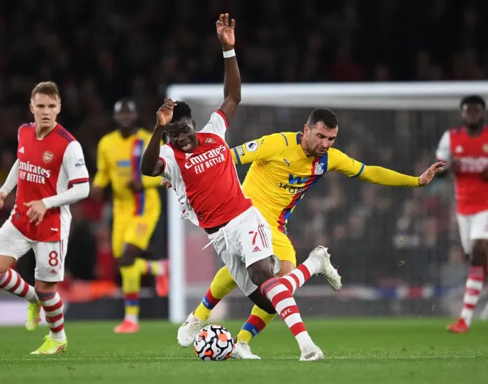 Framed Print : Arsenal vs Crystal Palace: Bukayo Saka Fouled by James McArthur in 2021-22 Premier League Clash