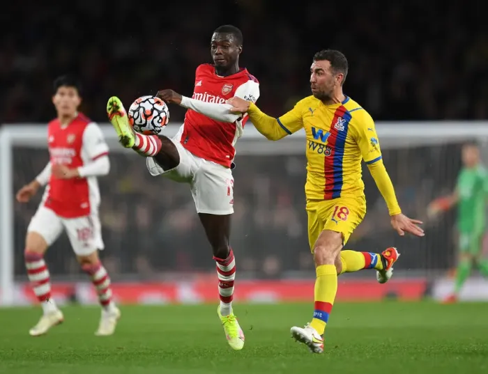 Framed Print : Arsenal vs Crystal Palace: Nicolas Pepe Faces Off Against James McArthur in Intense Premier League Clash