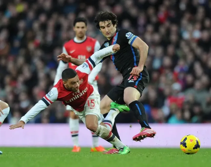 Framed Print : Arsenal vs Crystal Palace: Oxlade-Chamberlain vs Jedinak - Intense Battle in the Premier League