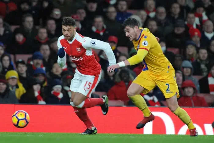 Framed Print : Arsenal vs. Crystal Palace Showdown: Oxlade-Chamberlain vs. Martin Kelly