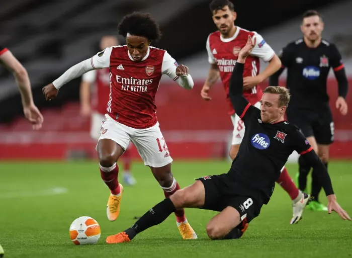 Framed Print : Arsenal vs Dundalk: Willian Clashes with Mountney in Empty Emirates Stadium - UEFA Europa League 2020-21