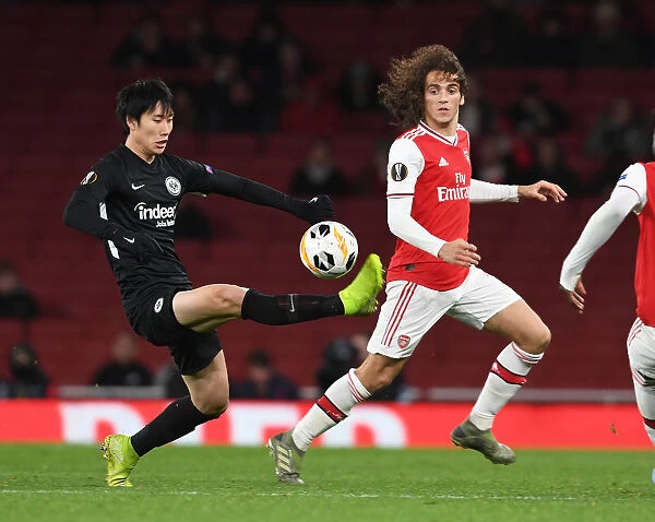 Arsenal vs Eintracht Frankfurt: Matteo Guendouzi Tackles Makoto Hasebe in UEFA Europa League Clash