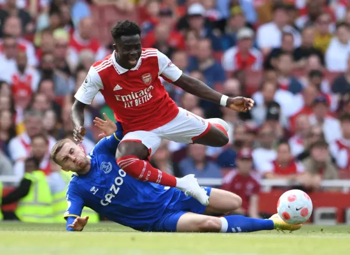 Framed Print : Arsenal vs Everton: Bukayo Saka vs Jonjoe Kenny Battle in Premier League Showdown