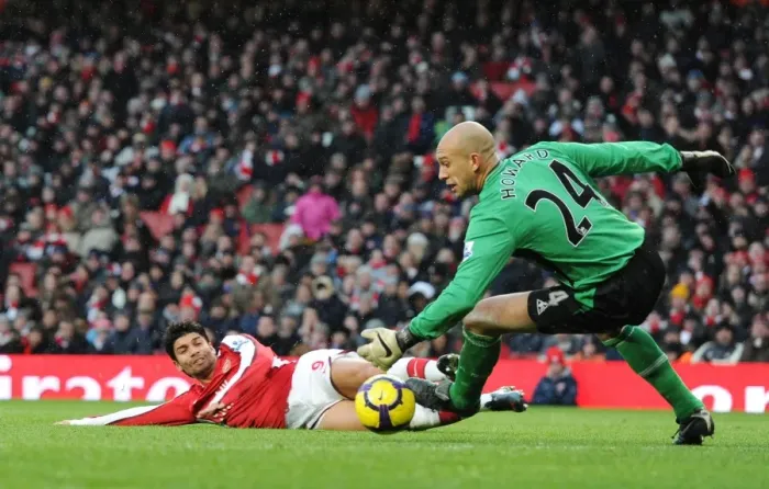 Framed Print : Arsenal vs Everton: Eduardo vs Tim Howard - 2-2 Stalemate at Emirates Stadium