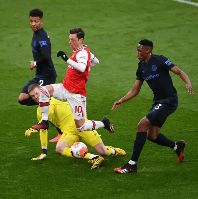 Framed Print : Arsenal vs Everton: Ozil Faces Tough Challenge from Everton Defenders Framed Print : Arsenal vs Everton: Ozil Faces Tough Challenge from Everton Defenders