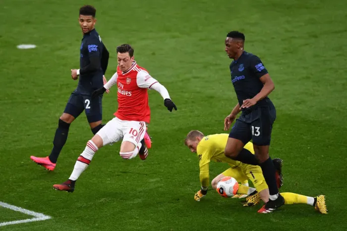 Framed Print : Arsenal vs Everton: Ozil Faces Triple Threat from Mina, Holgate, and Pickford