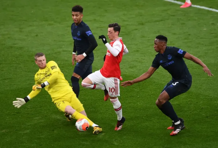 Framed Print : Arsenal vs Everton: Ozil Goes Head-to-Head with Holgate, Mina, and Pickford in Intense Premier League Clash