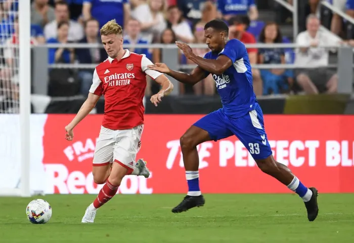 Framed Print : Arsenal vs. Everton: Pre-Season Clash at M&T Bank Stadium, Baltimore - Rob Holding vs. Salomon Rondon