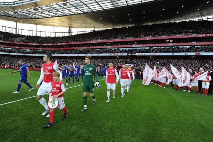 Framed Print : Arsenal vs. Everton: Robin van Persie Leads Arsenal at Emirates Stadium (Premier League 2011-12) Framed Print : Arsenal vs. Everton: Robin van Persie Leads Arsenal at Emirates Stadium (Premier League 2011-12)