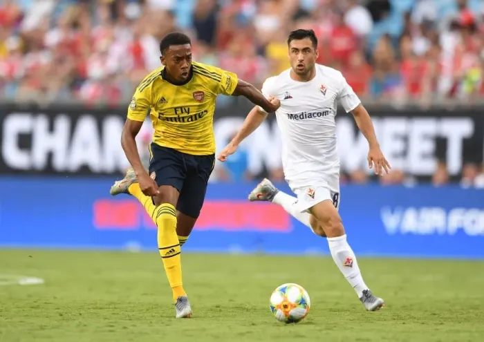 Framed Print : Arsenal vs. Fiorentina Clash in 2019 International Champions Cup, Charlotte: Joe Willock Faces Jaime Baez Framed Print : Arsenal vs. Fiorentina Clash in 2019 International Champions Cup, Charlotte: Joe Willock Faces Jaime Baez