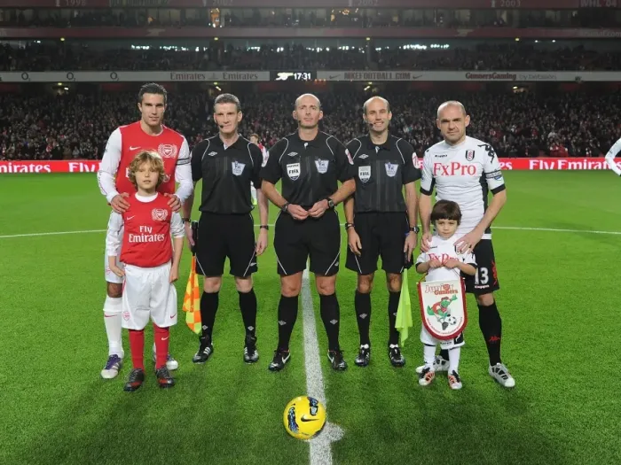 Framed Print : Arsenal vs Fulham: Premier League Clash at Emirates Stadium (2011-12)